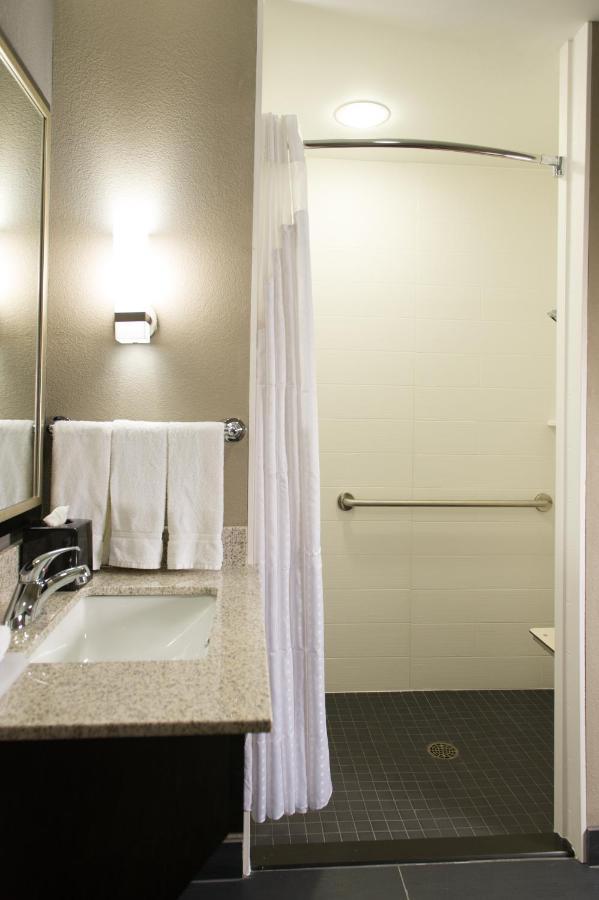 Holiday Inn Express And Suites Madison Central By Ihg Buitenkant foto