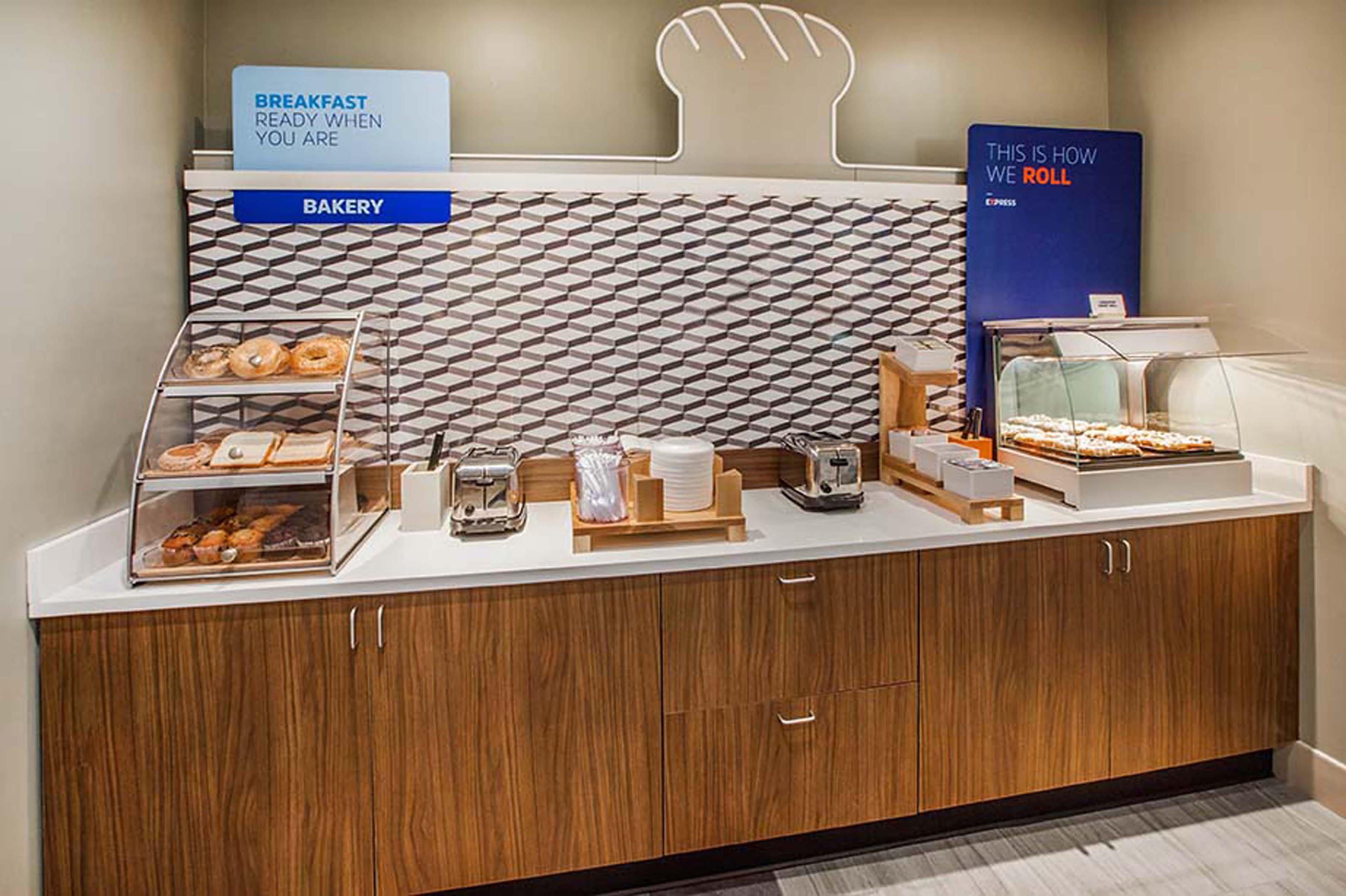 Holiday Inn Express And Suites Madison Central By Ihg Buitenkant foto